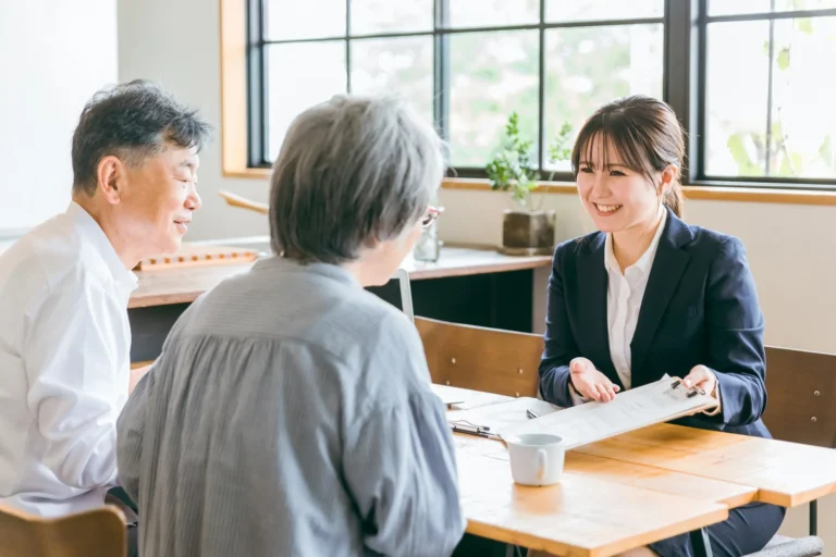 保険営業からの転職は難しくない！経験が評価される転職先とキャリアの作りを解説