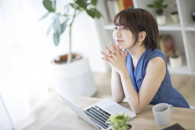 働きながら転職活動する20代へ｜在職中にバレずに進めるコツを紹介